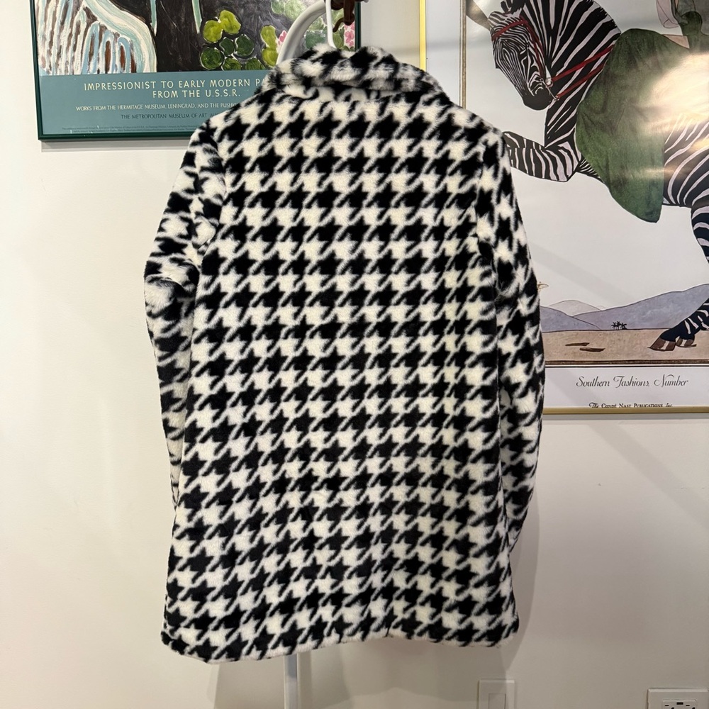 CoffeeShop Faux Fur Walker Coat in Black and White Houndstooth Plaid - Picture 4 of 7